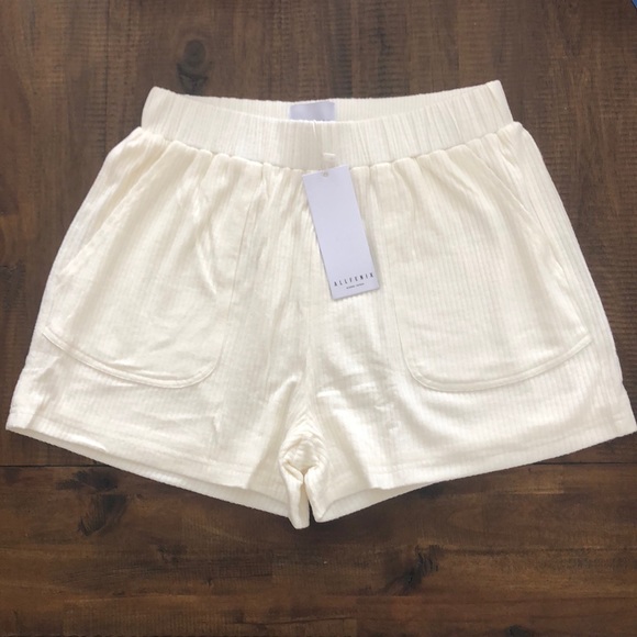 Final Price! CLOSEOUT! New in pkg cute ivory pocketed shorts - Picture 14 of 16